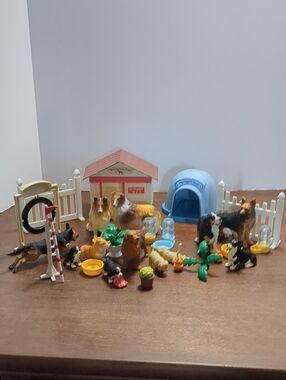 Keenway Dog House and Dogs Lot of 20+ Toy Playset